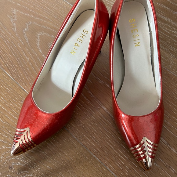 *NEW* Metallic Red Heels with Pointy Gold Metal Toe (W 5.5) - Picture 2 of 4
